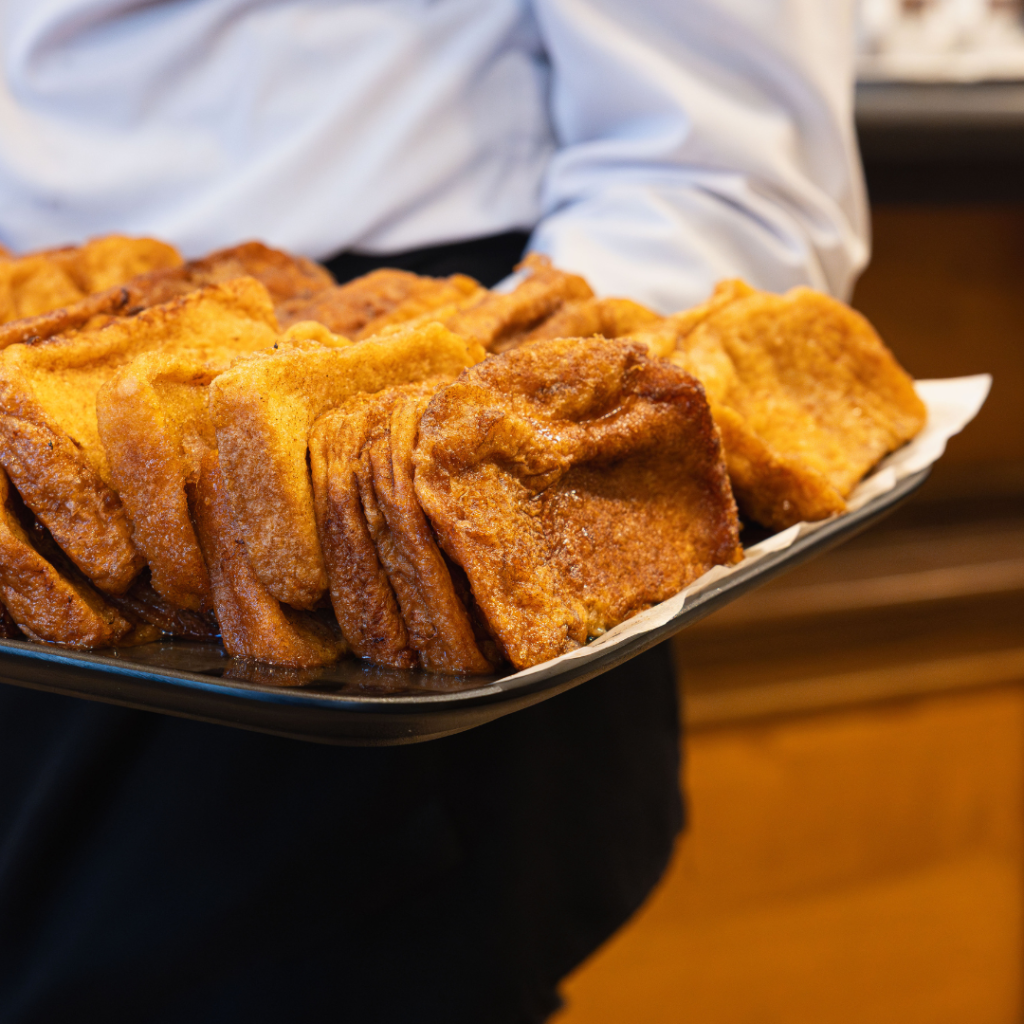camarero llevando torrijas