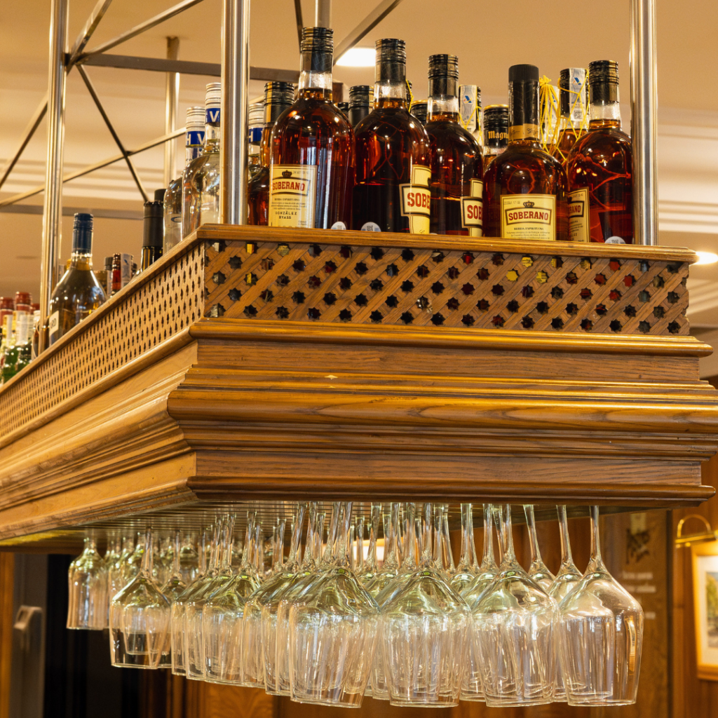 botellas de alcohol en estante