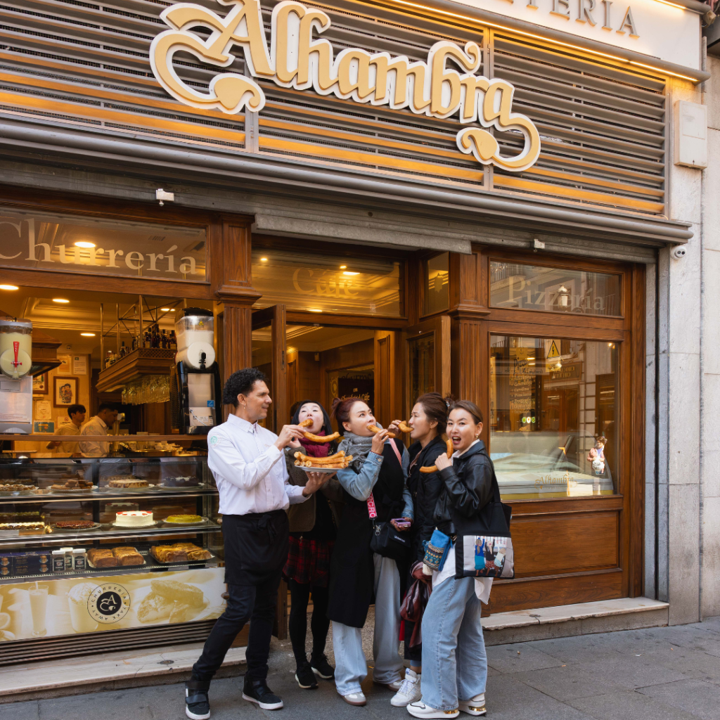 grupo de amigos disfrutando de churros en la puerta